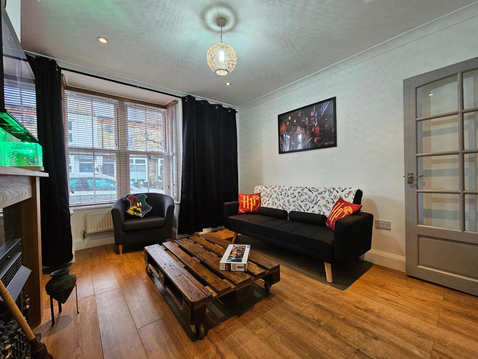 Magical Harry Potter Themed Home In Watford - Free Off-Street Parking Eksteriør billede